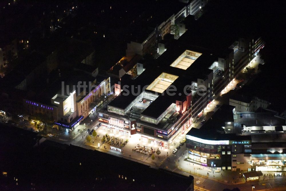 Nacht-Luftaufnahme Berlin - Nachtluftbild Gebäude des Einkaufszentrum Forum Steglitz an der Schloßallee in Berlin