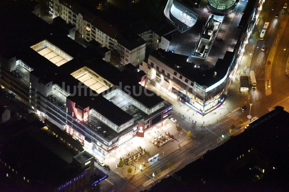 Berlin bei Nacht von oben - Nachtluftbild Gebäude des Einkaufszentrum Forum Steglitz an der Schloßallee in Berlin