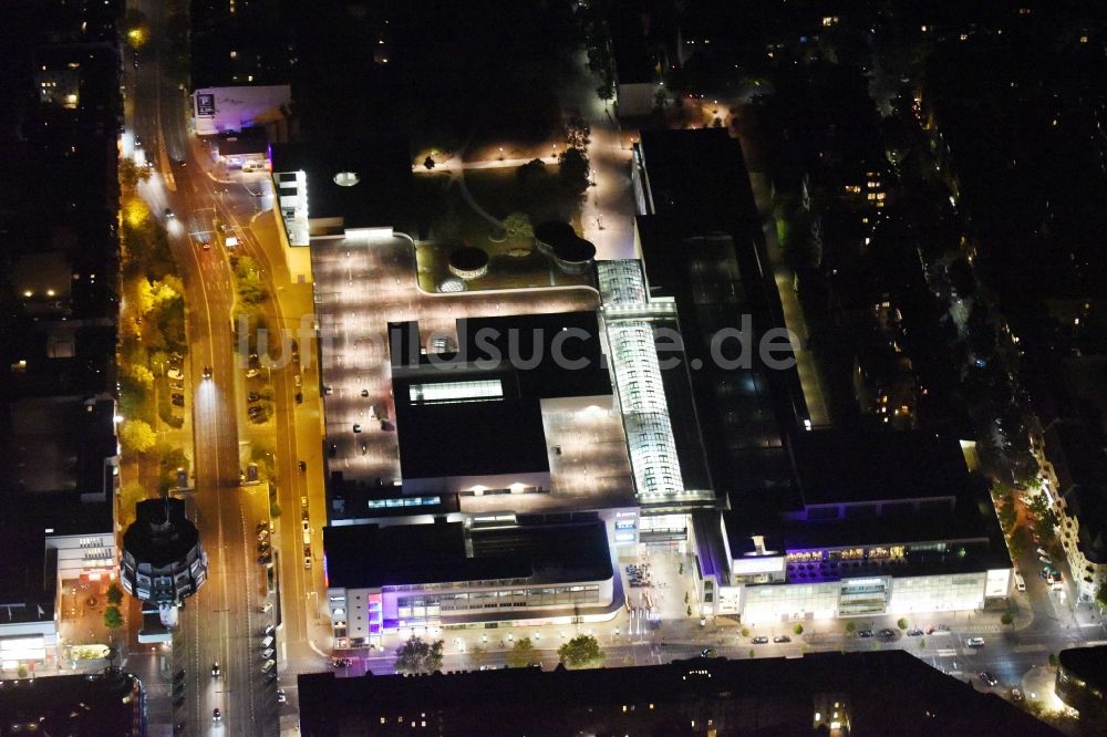 Berlin bei Nacht aus der Vogelperspektive: Nachtluftbild Gebäude des Einkaufszentrum Forum Steglitz an der Schloßallee in Berlin