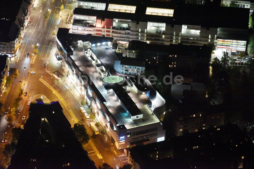 Nacht-Luftaufnahme Berlin - Nachtluftbild Gebäude des Einkaufszentrum Forum Steglitz an der Schloßallee in Berlin