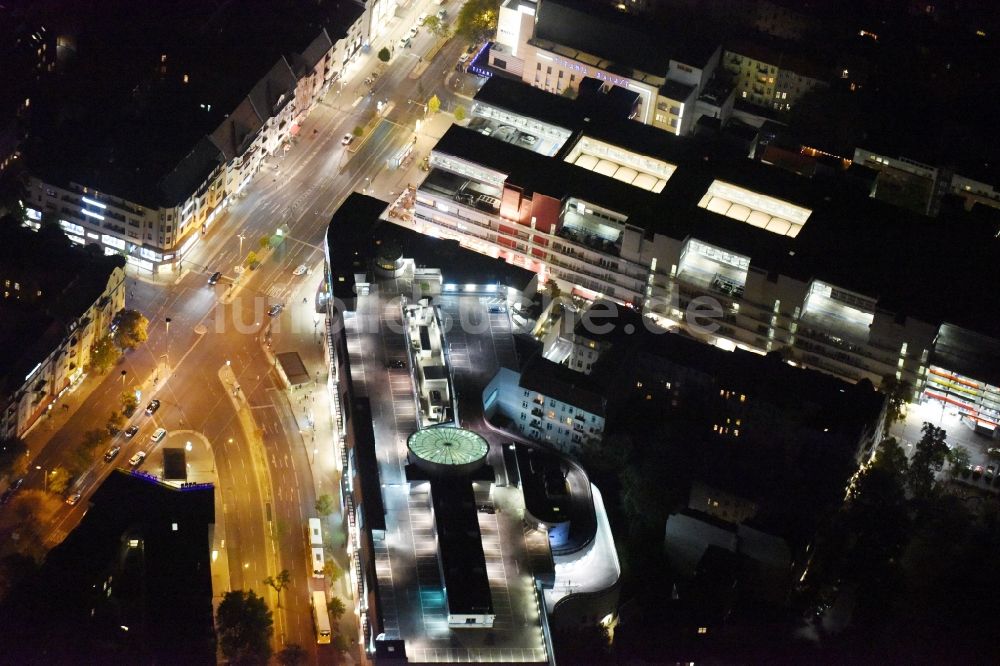 Berlin bei Nacht von oben - Nachtluftbild Gebäude des Einkaufszentrum Forum Steglitz an der Schloßallee in Berlin