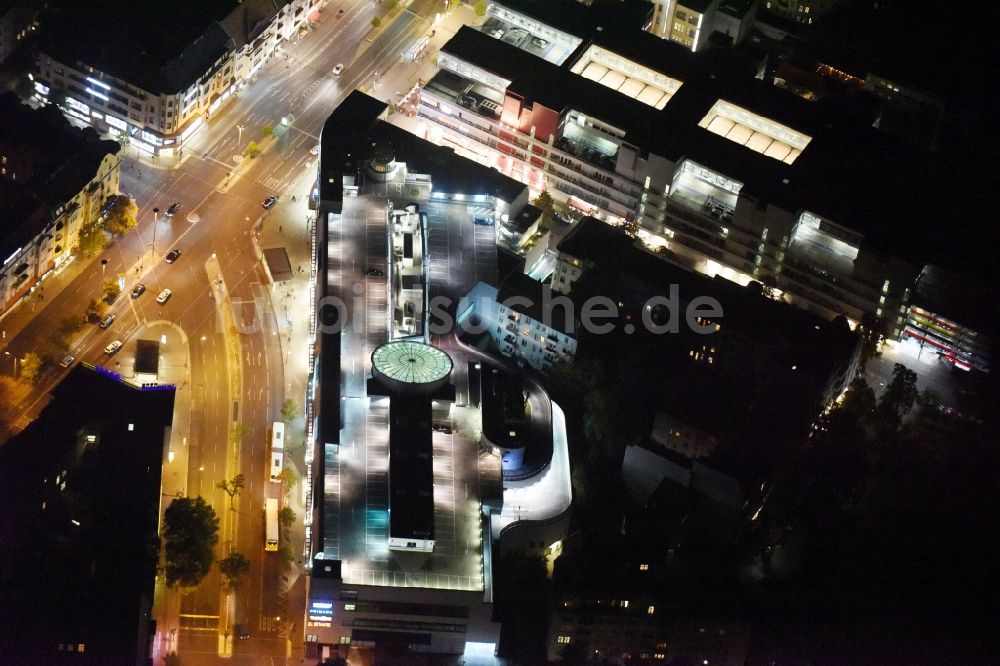 Berlin bei Nacht aus der Vogelperspektive: Nachtluftbild Gebäude des Einkaufszentrum Forum Steglitz an der Schloßallee in Berlin