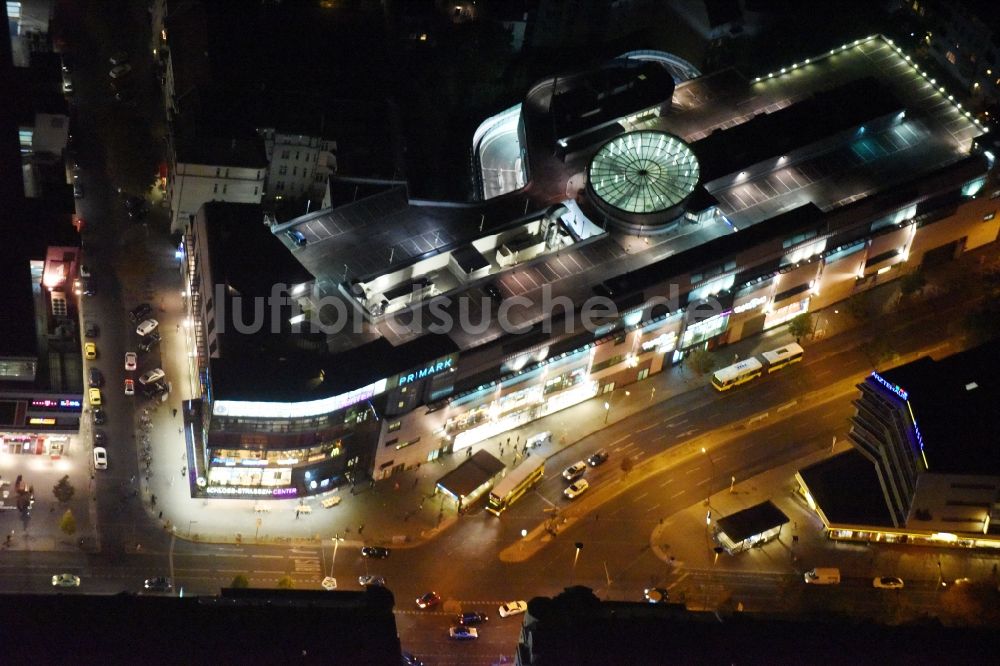 Nacht-Luftaufnahme Berlin - Nachtluftbild Gebäude des Einkaufszentrum Forum Steglitz an der Schloßallee in Berlin