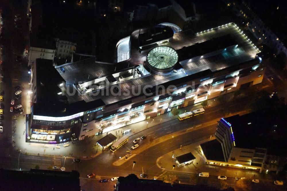 Berlin bei Nacht von oben - Nachtluftbild Gebäude des Einkaufszentrum Forum Steglitz an der Schloßallee in Berlin