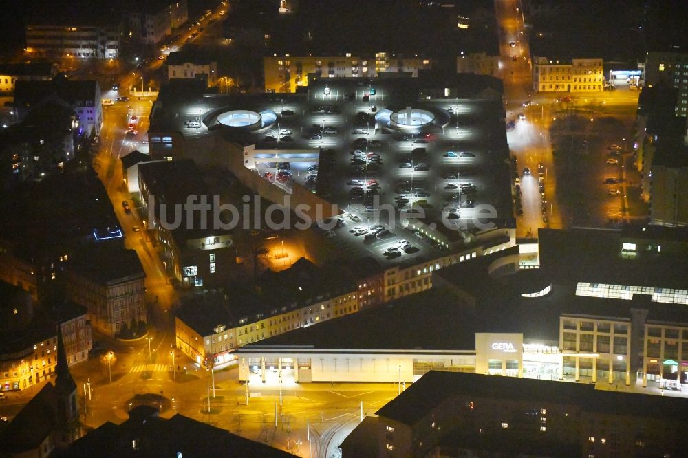 Gera bei Nacht aus der Vogelperspektive: Nachtluftbild Gebäude des Einkaufszentrum an der Heinrichstraße in Gera im Bundesland Thüringen, Deutschland