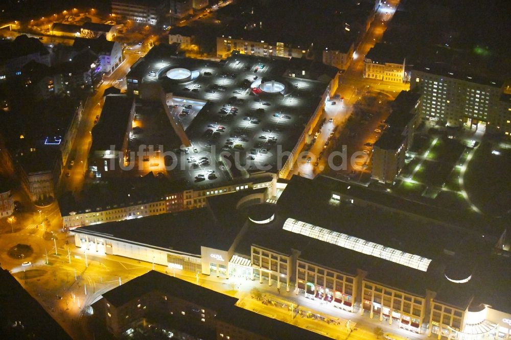 Nacht-Luftaufnahme Gera - Nachtluftbild Gebäude des Einkaufszentrum an der Heinrichstraße in Gera im Bundesland Thüringen, Deutschland