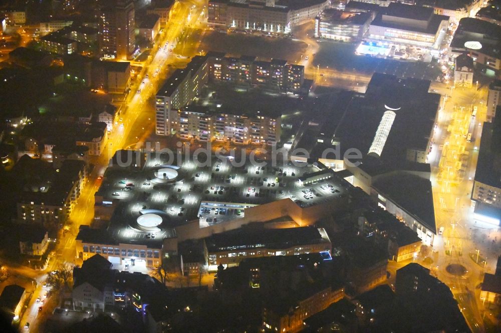 Gera bei Nacht von oben - Nachtluftbild Gebäude des Einkaufszentrum an der Heinrichstraße in Gera im Bundesland Thüringen, Deutschland