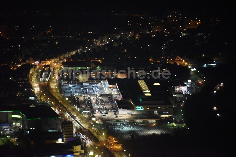 Nacht-Luftaufnahme Frankfurt am Main - Nachtluftbild Gebäude des Einkaufszentrum Hessen-Center in Frankfurt am Main im Bundesland Hessen