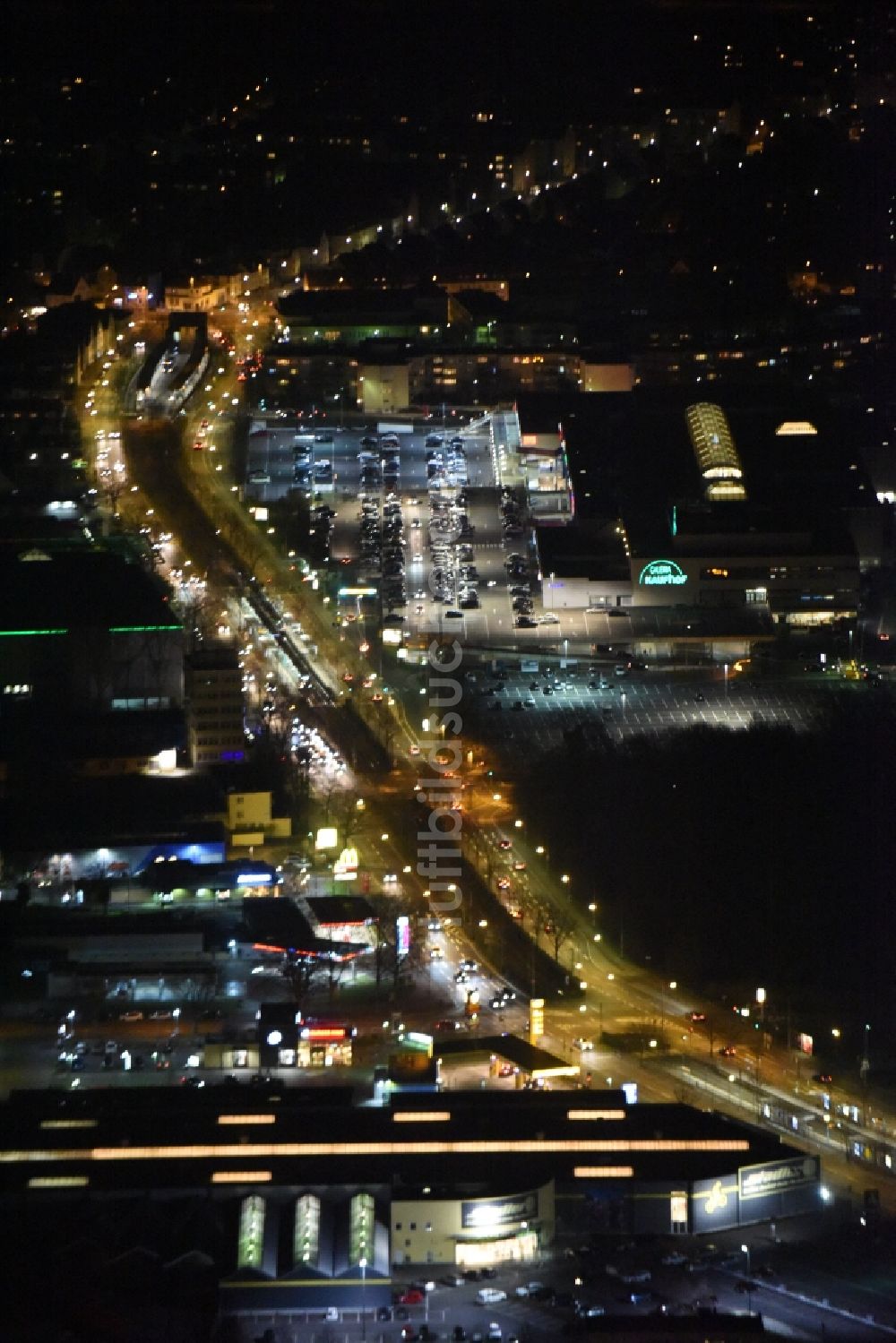 Frankfurt am Main bei Nacht von oben - Nachtluftbild Gebäude des Einkaufszentrum Hessen-Center in Frankfurt am Main im Bundesland Hessen