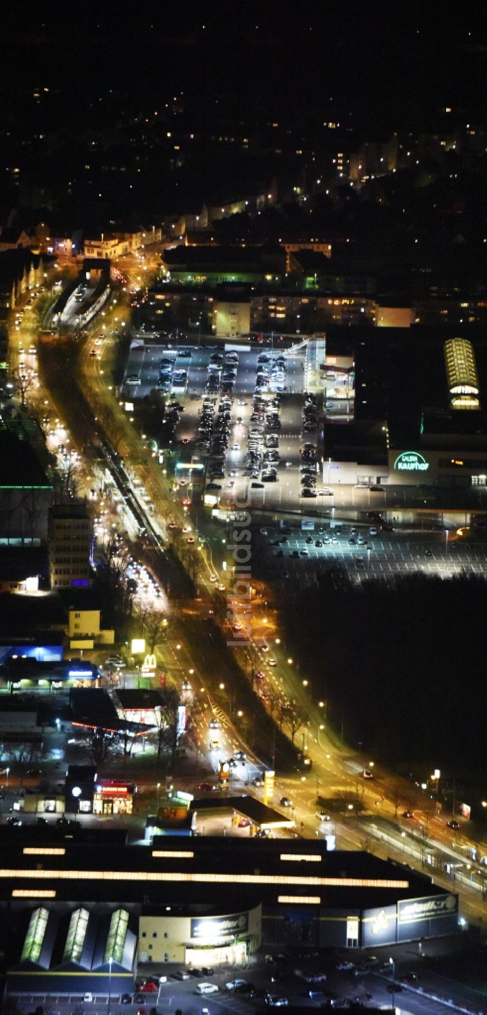 Frankfurt am Main bei Nacht aus der Vogelperspektive: Nachtluftbild Gebäude des Einkaufszentrum Hessen-Center in Frankfurt am Main im Bundesland Hessen