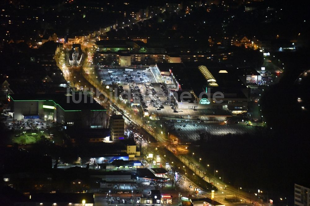 Nacht-Luftaufnahme Frankfurt am Main - Nachtluftbild Gebäude des Einkaufszentrum Hessen-Center in Frankfurt am Main im Bundesland Hessen