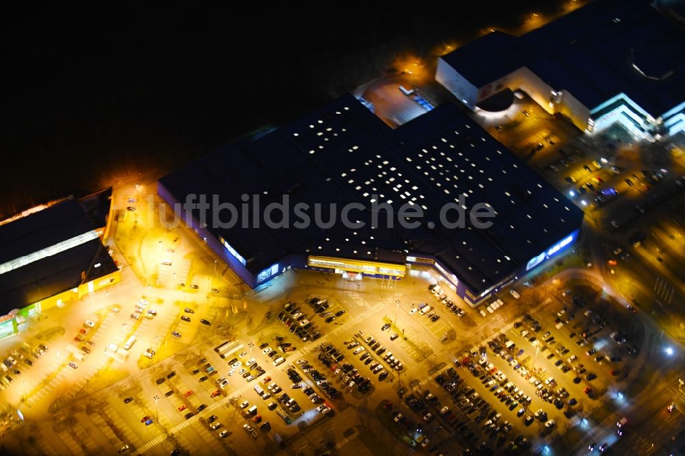 Nacht-Luftaufnahme Braunschweig - Nachtluftbild Gebäude des Einkaufszentrum IKEA Einrichtungshaus in Braunschweig im Bundesland Niedersachsen