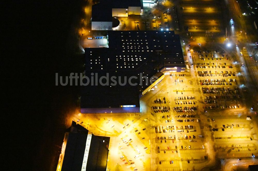 Braunschweig bei Nacht aus der Vogelperspektive: Nachtluftbild Gebäude des Einkaufszentrum IKEA Einrichtungshaus in Braunschweig im Bundesland Niedersachsen