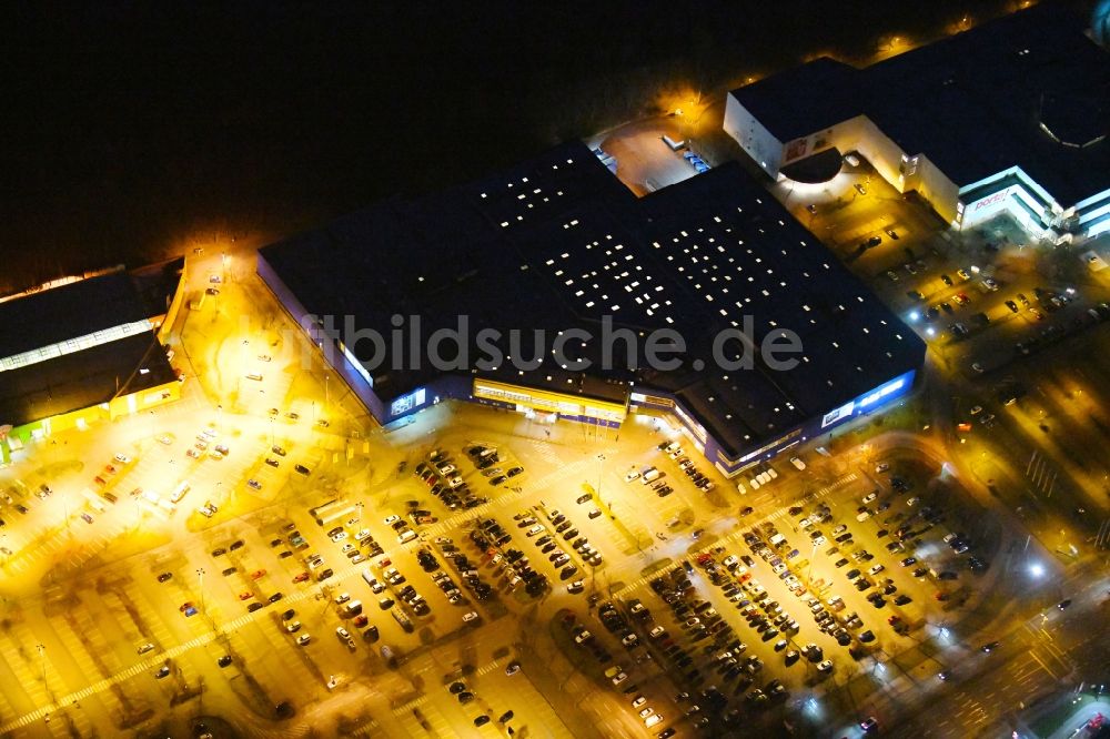 Braunschweig bei Nacht von oben - Nachtluftbild Gebäude des Einkaufszentrum IKEA Einrichtungshaus in Braunschweig im Bundesland Niedersachsen