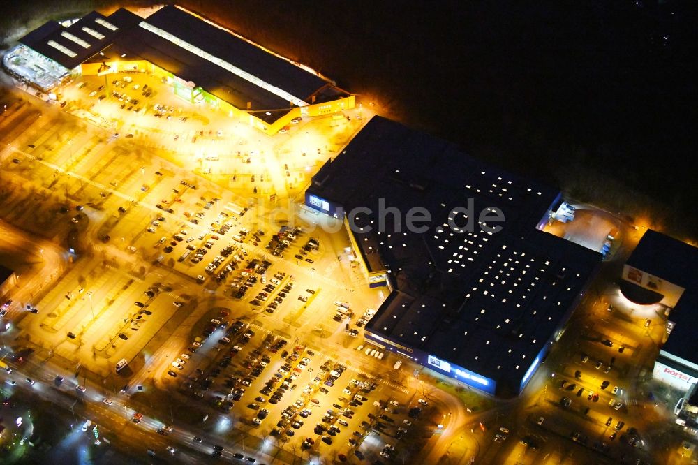 Braunschweig bei Nacht aus der Vogelperspektive: Nachtluftbild Gebäude des Einkaufszentrum IKEA Einrichtungshaus in Braunschweig im Bundesland Niedersachsen