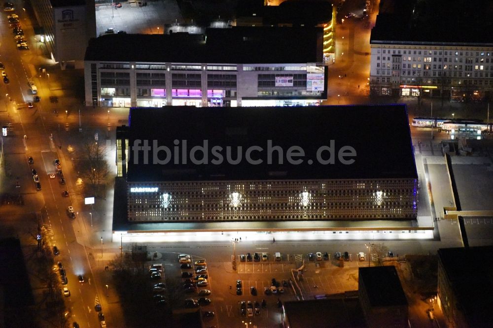 Nacht-Luftaufnahme Magdeburg - Nachtluftbild Gebäude des Einkaufszentrum Karstadt Kaufhaus in Magdeburg im Bundesland Sachsen-Anhalt