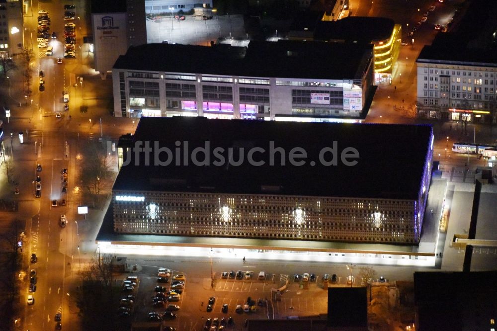 Magdeburg bei Nacht von oben - Nachtluftbild Gebäude des Einkaufszentrum Karstadt Kaufhaus in Magdeburg im Bundesland Sachsen-Anhalt