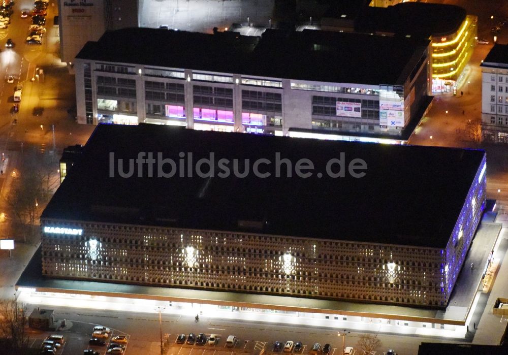 Magdeburg bei Nacht aus der Vogelperspektive: Nachtluftbild Gebäude des Einkaufszentrum Karstadt Kaufhaus in Magdeburg im Bundesland Sachsen-Anhalt