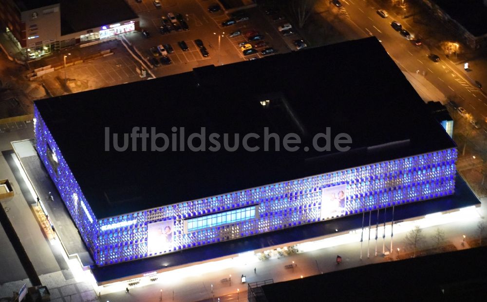 Nachtluftbild Magdeburg - Nachtluftbild Gebäude des Einkaufszentrum Karstadt Kaufhaus in Magdeburg im Bundesland Sachsen-Anhalt