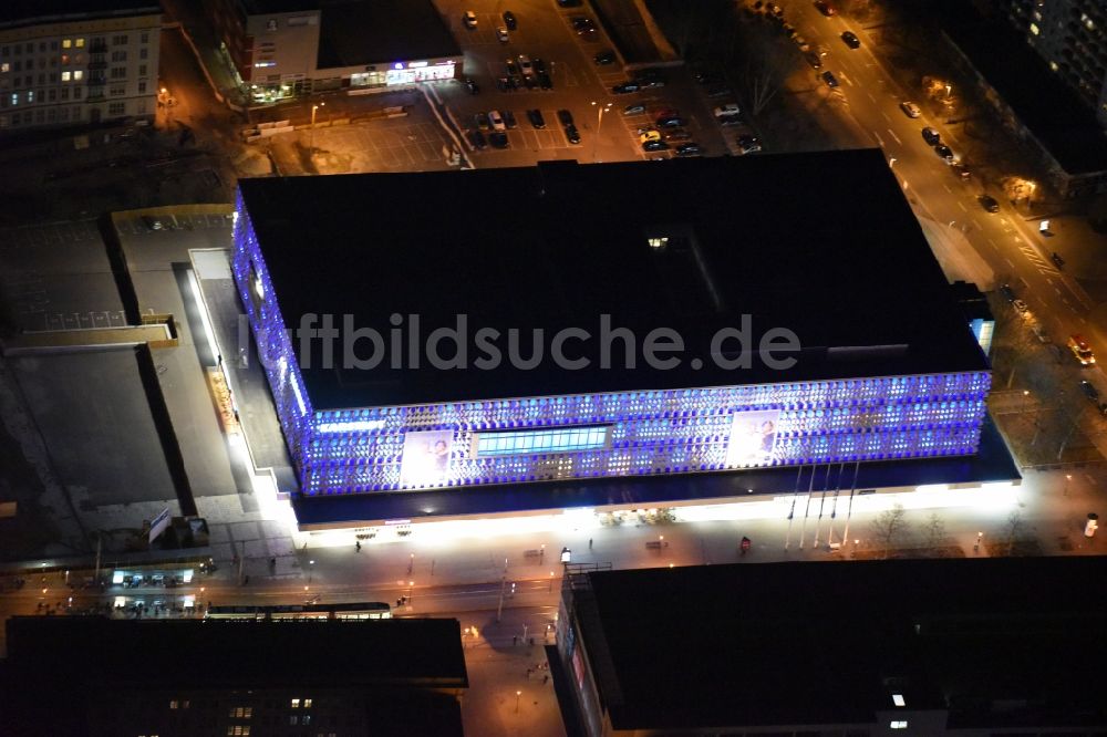 Nacht-Luftaufnahme Magdeburg - Nachtluftbild Gebäude des Einkaufszentrum Karstadt Kaufhaus in Magdeburg im Bundesland Sachsen-Anhalt