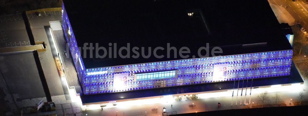 Magdeburg bei Nacht von oben - Nachtluftbild Gebäude des Einkaufszentrum Karstadt Kaufhaus in Magdeburg im Bundesland Sachsen-Anhalt