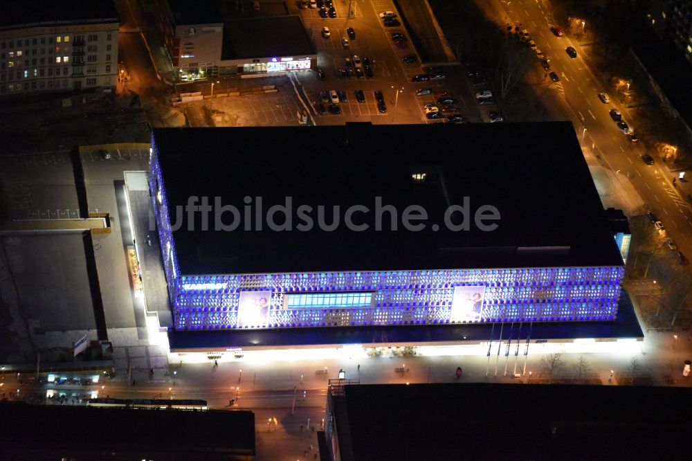 Magdeburg bei Nacht aus der Vogelperspektive: Nachtluftbild Gebäude des Einkaufszentrum Karstadt Kaufhaus in Magdeburg im Bundesland Sachsen-Anhalt