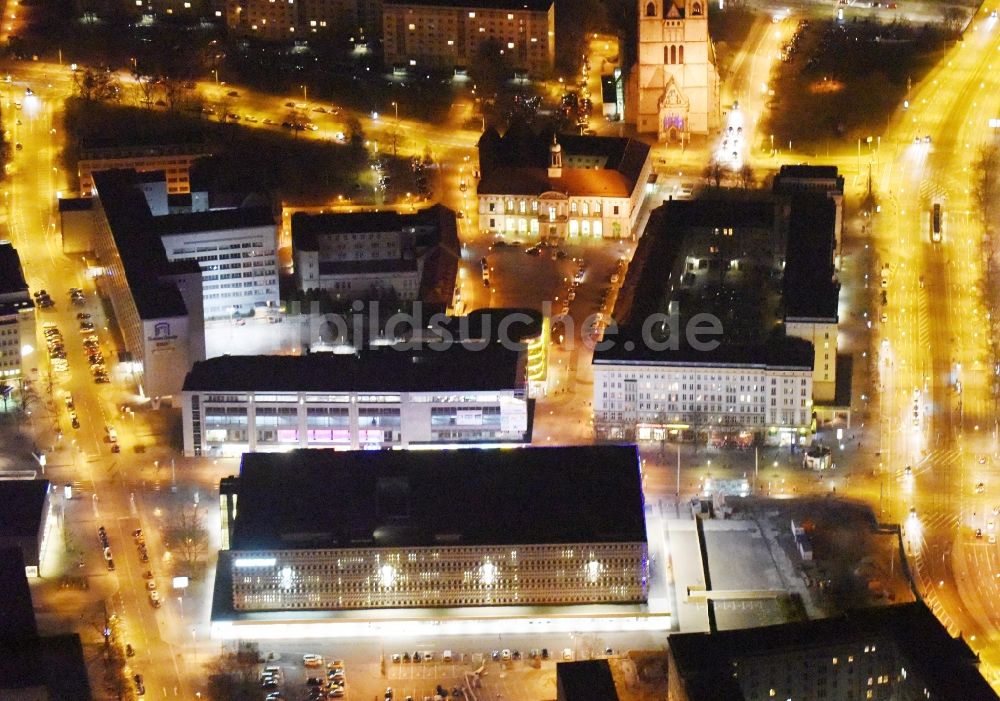 Magdeburg bei Nacht aus der Vogelperspektive: Nachtluftbild Gebäude des Einkaufszentrum Karstadt Kaufhaus in Magdeburg im Bundesland Sachsen-Anhalt