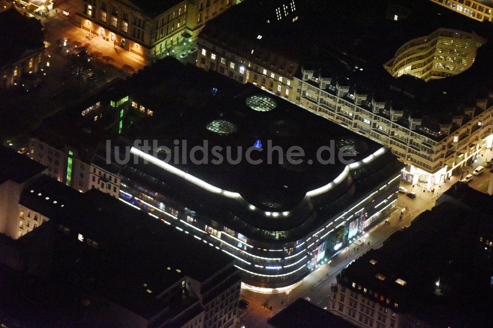 Nacht-Luftaufnahme Berlin - Nachtluftbild Gebäude des Einkaufszentrum Kaufhaus Galeries Lafayette in Berlin