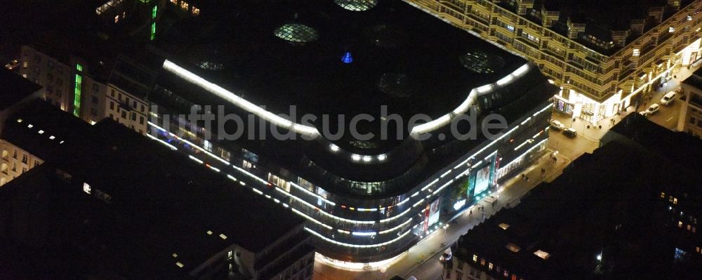 Berlin bei Nacht von oben - Nachtluftbild Gebäude des Einkaufszentrum Kaufhaus Galeries Lafayette in Berlin