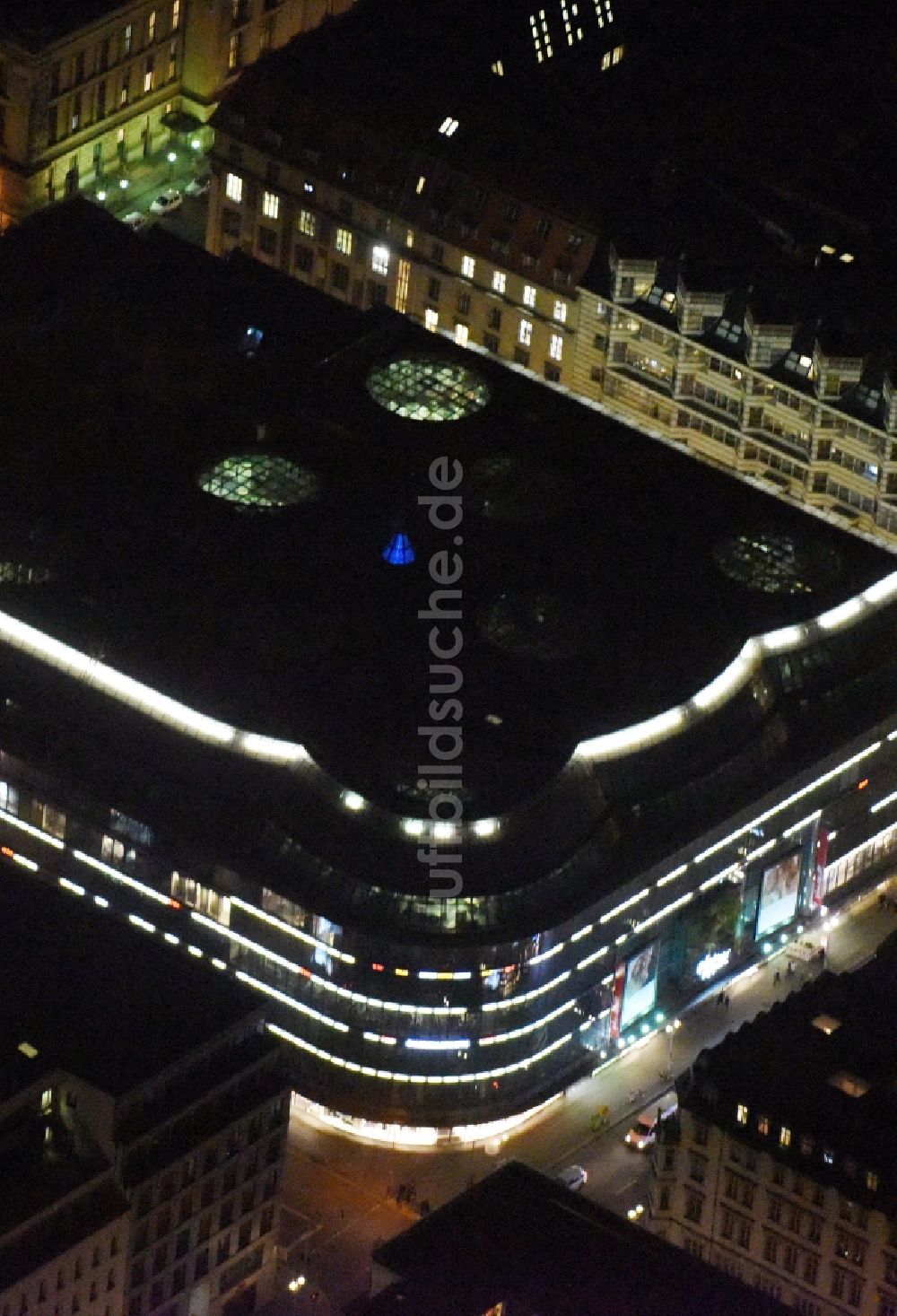 Berlin bei Nacht aus der Vogelperspektive: Nachtluftbild Gebäude des Einkaufszentrum Kaufhaus Galeries Lafayette in Berlin