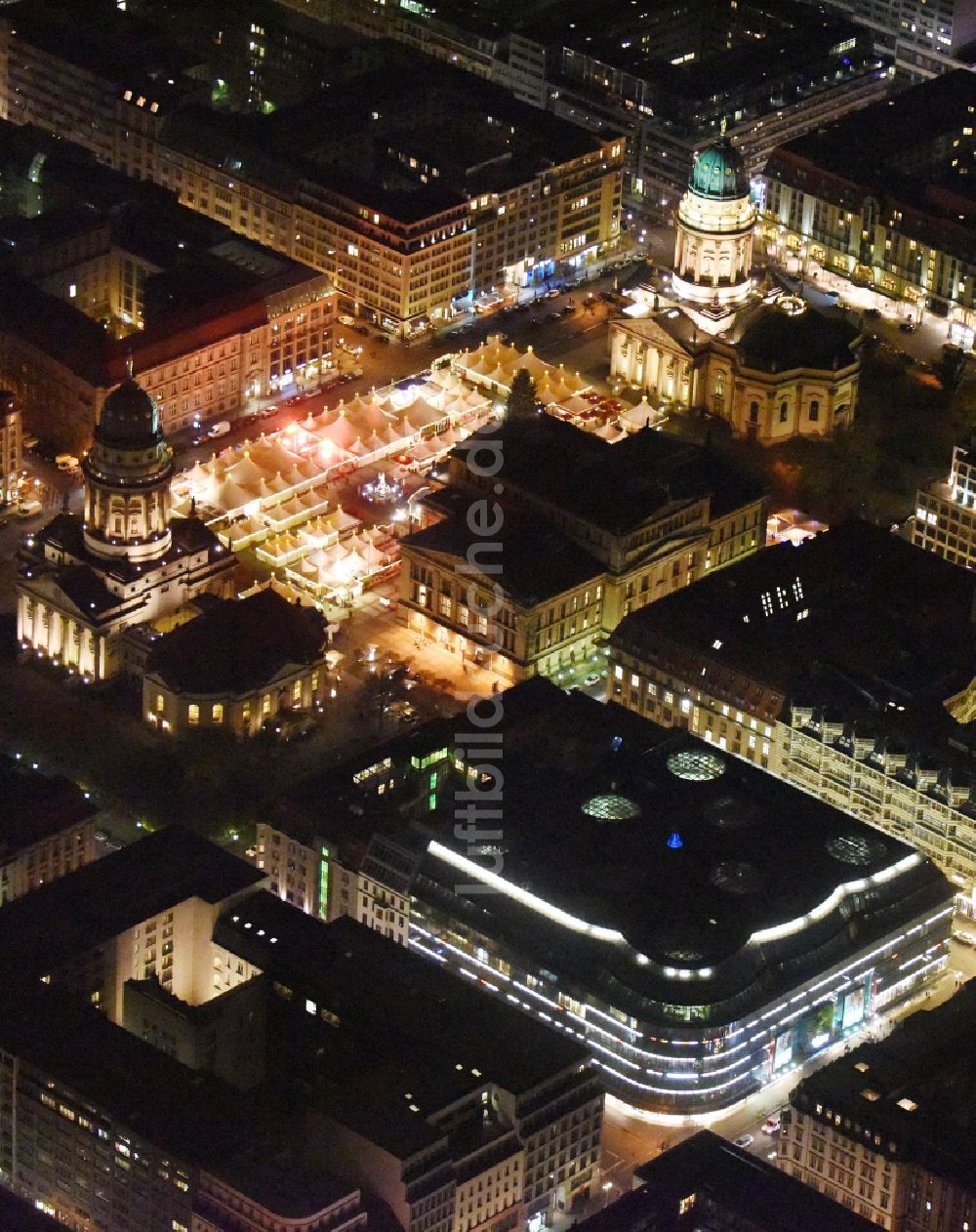 Nachtluftbild Berlin - Nachtluftbild Gebäude des Einkaufszentrum Kaufhaus Galeries Lafayette in Berlin