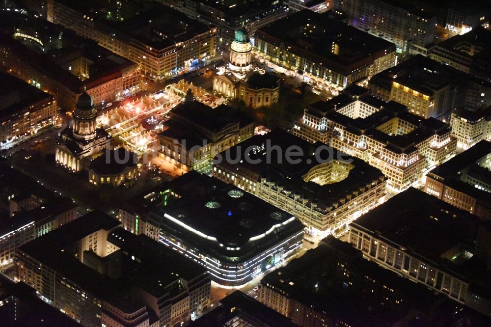 Nacht-Luftaufnahme Berlin - Nachtluftbild Gebäude des Einkaufszentrum Kaufhaus Galeries Lafayette in Berlin