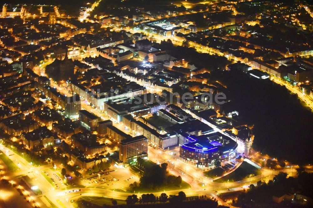 Rostock bei Nacht aus der Vogelperspektive: Nachtluftbild Gebäude des Einkaufszentrum Kröpeliner Tor Center in Rostock im Bundesland Mecklenburg-Vorpommern, Deutschland