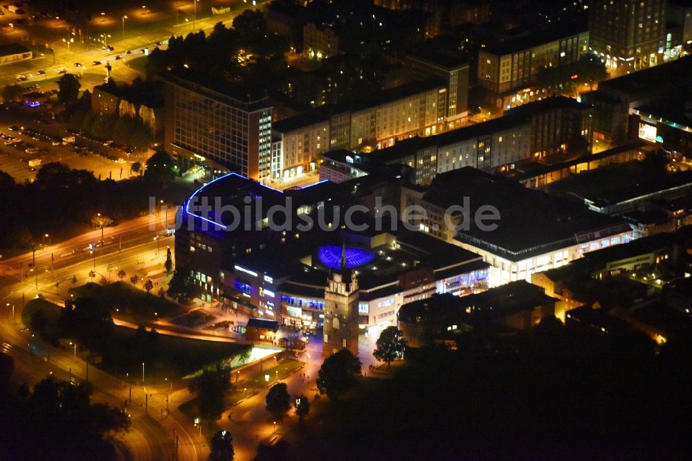 Nacht-Luftaufnahme Rostock - Nachtluftbild Gebäude des Einkaufszentrum Kröpeliner Tor Center in Rostock im Bundesland Mecklenburg-Vorpommern, Deutschland