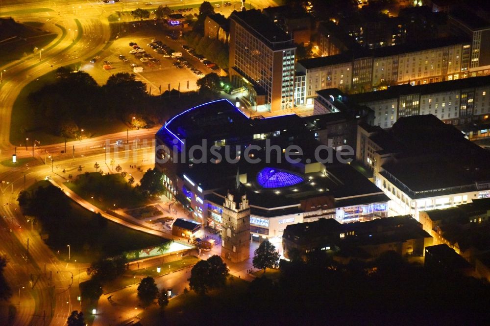 Rostock bei Nacht von oben - Nachtluftbild Gebäude des Einkaufszentrum Kröpeliner Tor Center in Rostock im Bundesland Mecklenburg-Vorpommern, Deutschland