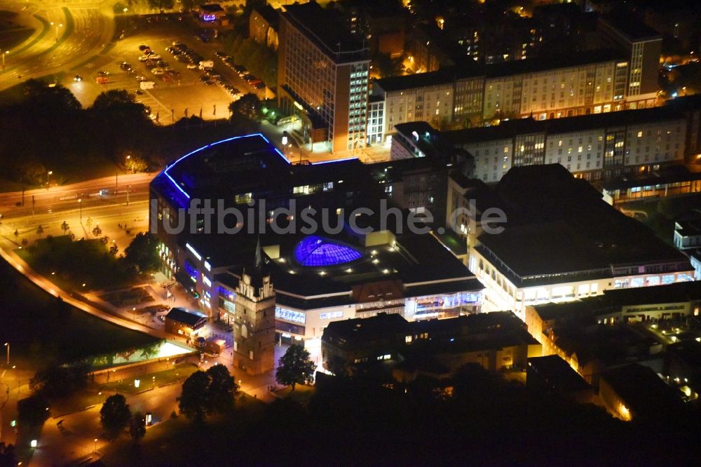 Rostock bei Nacht aus der Vogelperspektive: Nachtluftbild Gebäude des Einkaufszentrum Kröpeliner Tor Center in Rostock im Bundesland Mecklenburg-Vorpommern, Deutschland