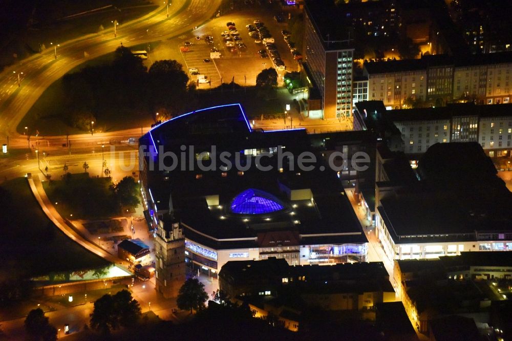 Nachtluftbild Rostock - Nachtluftbild Gebäude des Einkaufszentrum Kröpeliner Tor Center in Rostock im Bundesland Mecklenburg-Vorpommern, Deutschland