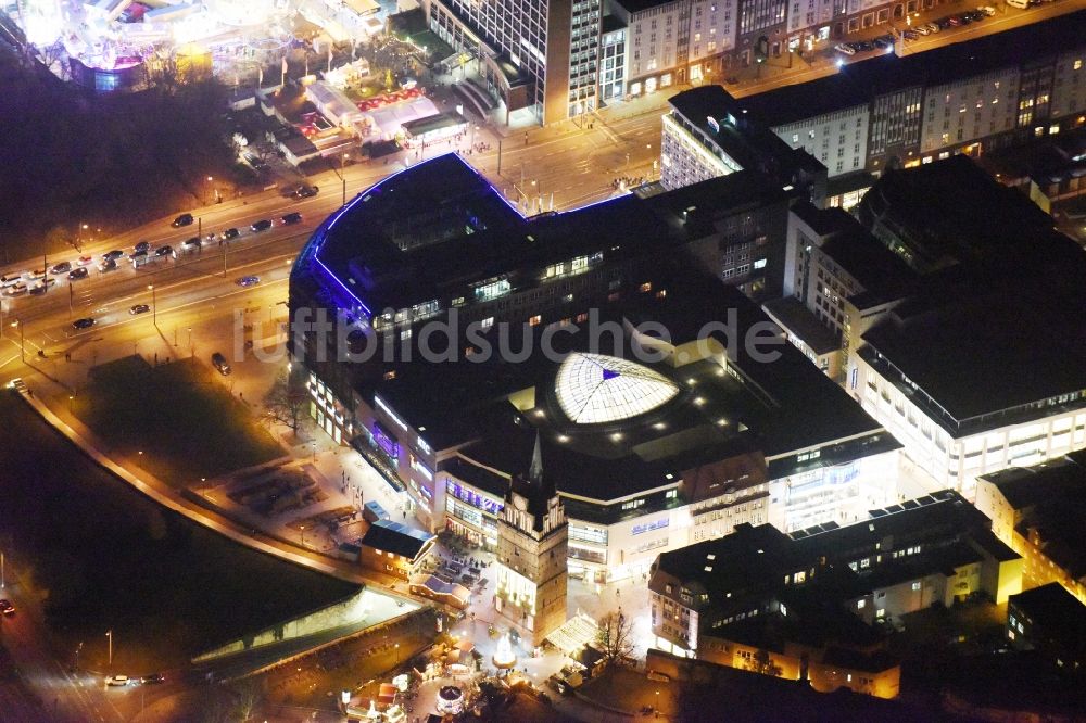 Rostock bei Nacht von oben - Nachtluftbild Gebäude des Einkaufszentrum Kröpeliner Tor Center Rostock im Ortsteil Mitte in Rostock im Bundesland Mecklenburg-Vorpommern