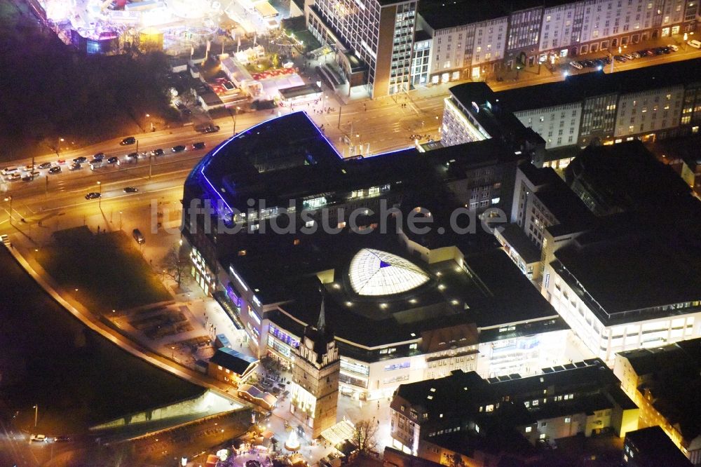 Rostock bei Nacht aus der Vogelperspektive: Nachtluftbild Gebäude des Einkaufszentrum Kröpeliner Tor Center Rostock im Ortsteil Mitte in Rostock im Bundesland Mecklenburg-Vorpommern