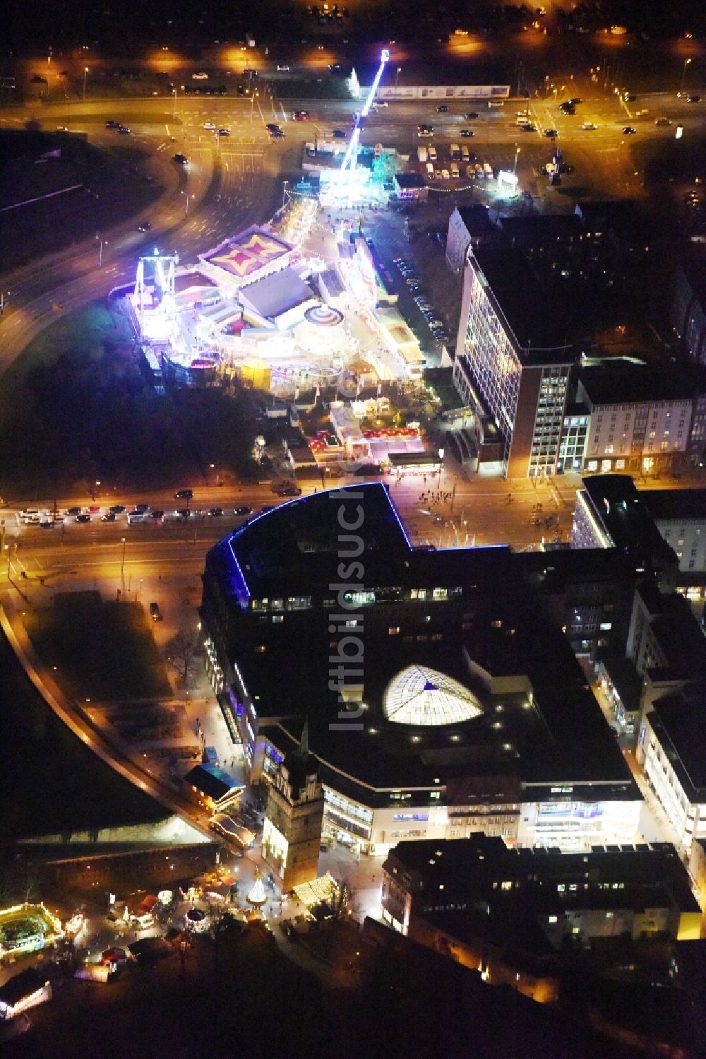 Rostock bei Nacht von oben - Nachtluftbild Gebäude des Einkaufszentrum Kröpeliner Tor Center Rostock im Ortsteil Mitte in Rostock im Bundesland Mecklenburg-Vorpommern