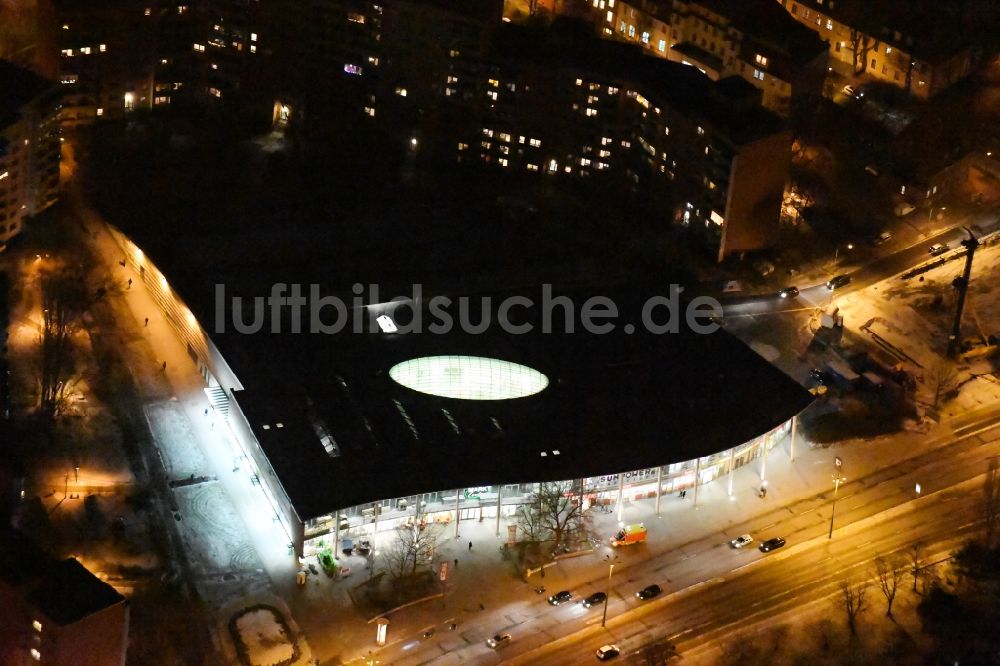 Nachtluftbild Potsdam - Nachtluftbild Gebäude des Einkaufszentrum Markt-Center Potsdam Breite Straße im Ortsteil Westliche Vorstadt in Potsdam im Bundesland Brandenburg