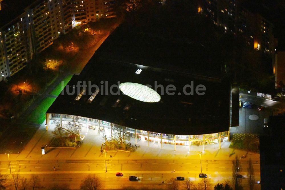 Nachtluftbild Potsdam - Nachtluftbild Gebäude des Einkaufszentrum Markt-Center Potsdam Breite Straße im Ortsteil Westliche Vorstadt in Potsdam im Bundesland Brandenburg