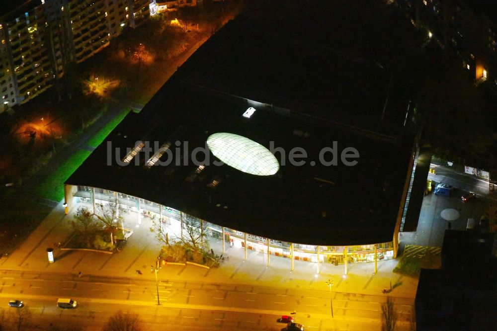 Nacht-Luftaufnahme Potsdam - Nachtluftbild Gebäude des Einkaufszentrum Markt-Center Potsdam Breite Straße im Ortsteil Westliche Vorstadt in Potsdam im Bundesland Brandenburg