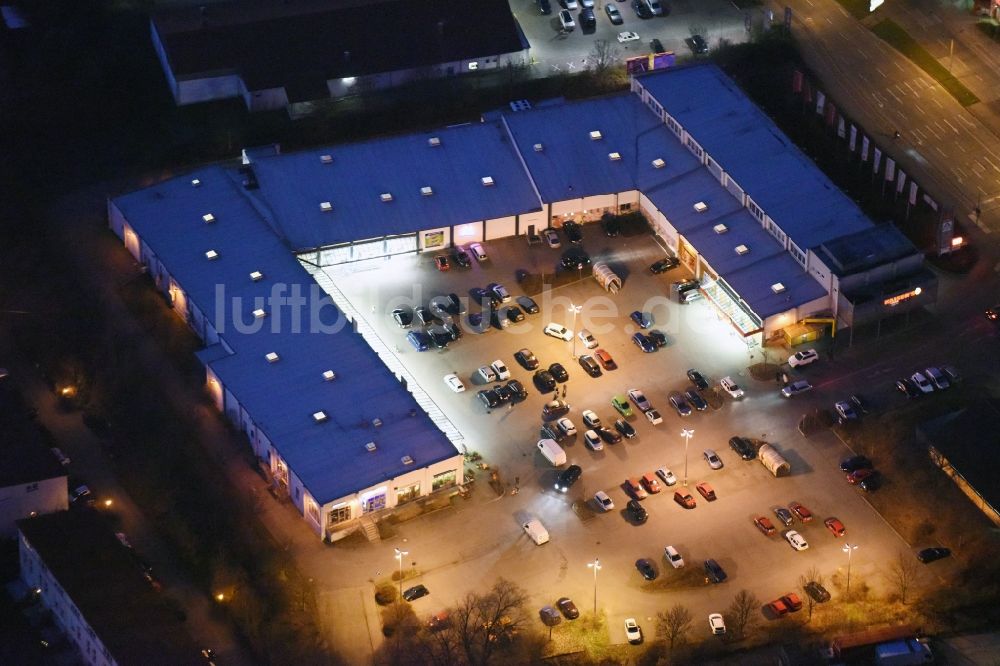 Berlin bei Nacht von oben - Nachtluftbild Gebäude des Einkaufszentrum in der Myslowitzer Straße im Ortsteil Marzahn-Hellersdorf in Berlin