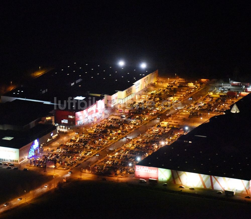 Magdeburg bei Nacht von oben - Nachtluftbild Gebäude des Einkaufszentrum Am Pfahlberg in Magdeburg im Bundesland Sachsen-Anhalt