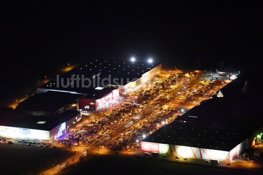 Magdeburg bei Nacht aus der Vogelperspektive: Nachtluftbild Gebäude des Einkaufszentrum Am Pfahlberg in Magdeburg im Bundesland Sachsen-Anhalt