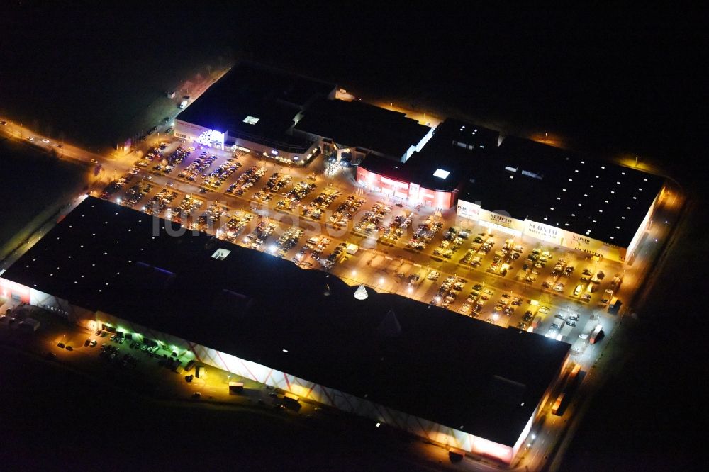 Magdeburg bei Nacht aus der Vogelperspektive: Nachtluftbild Gebäude des Einkaufszentrum Am Pfahlberg in Magdeburg im Bundesland Sachsen-Anhalt