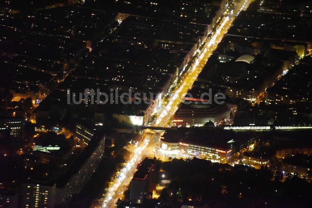 Nacht-Luftaufnahme Berlin - Nachtluftbild Gebäude des Einkaufszentrum Ring-Center der ECE Gruppe an der Frankfurter Allee im Stadtbezirk Friedrichshain in Berlin