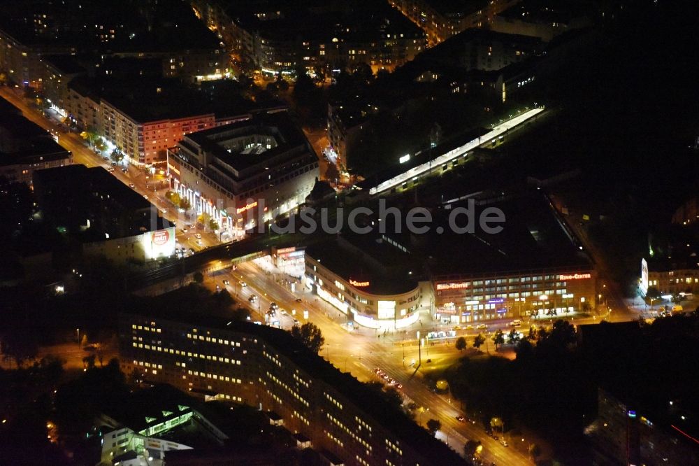 Berlin bei Nacht von oben - Nachtluftbild Gebäude des Einkaufszentrum Ring-Center der ECE Gruppe an der Frankfurter Allee im Stadtbezirk Friedrichshain in Berlin