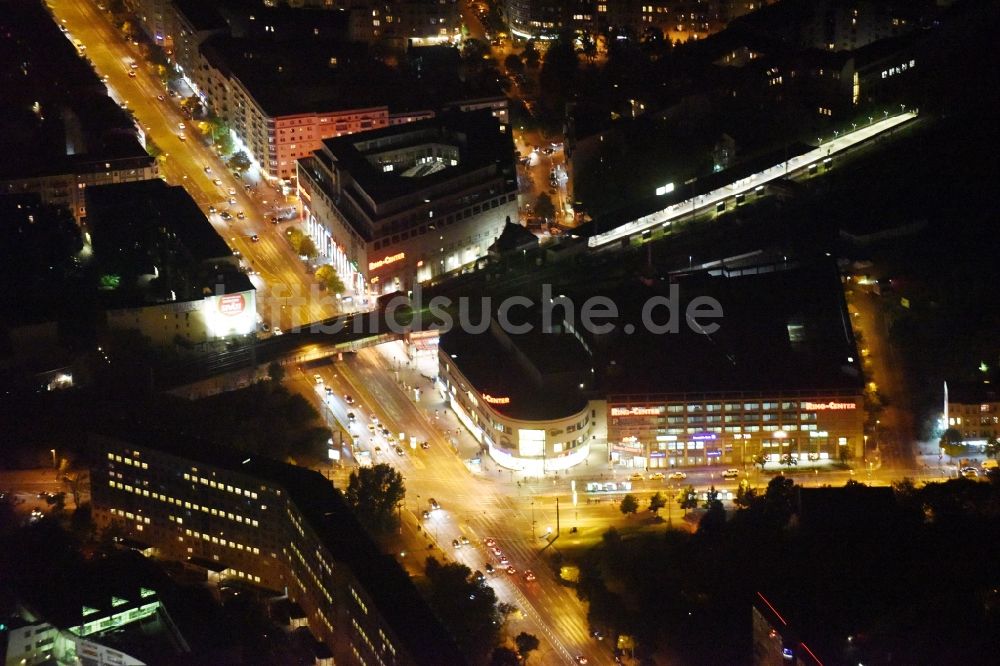 Berlin bei Nacht aus der Vogelperspektive: Nachtluftbild Gebäude des Einkaufszentrum Ring-Center der ECE Gruppe an der Frankfurter Allee im Stadtbezirk Friedrichshain in Berlin